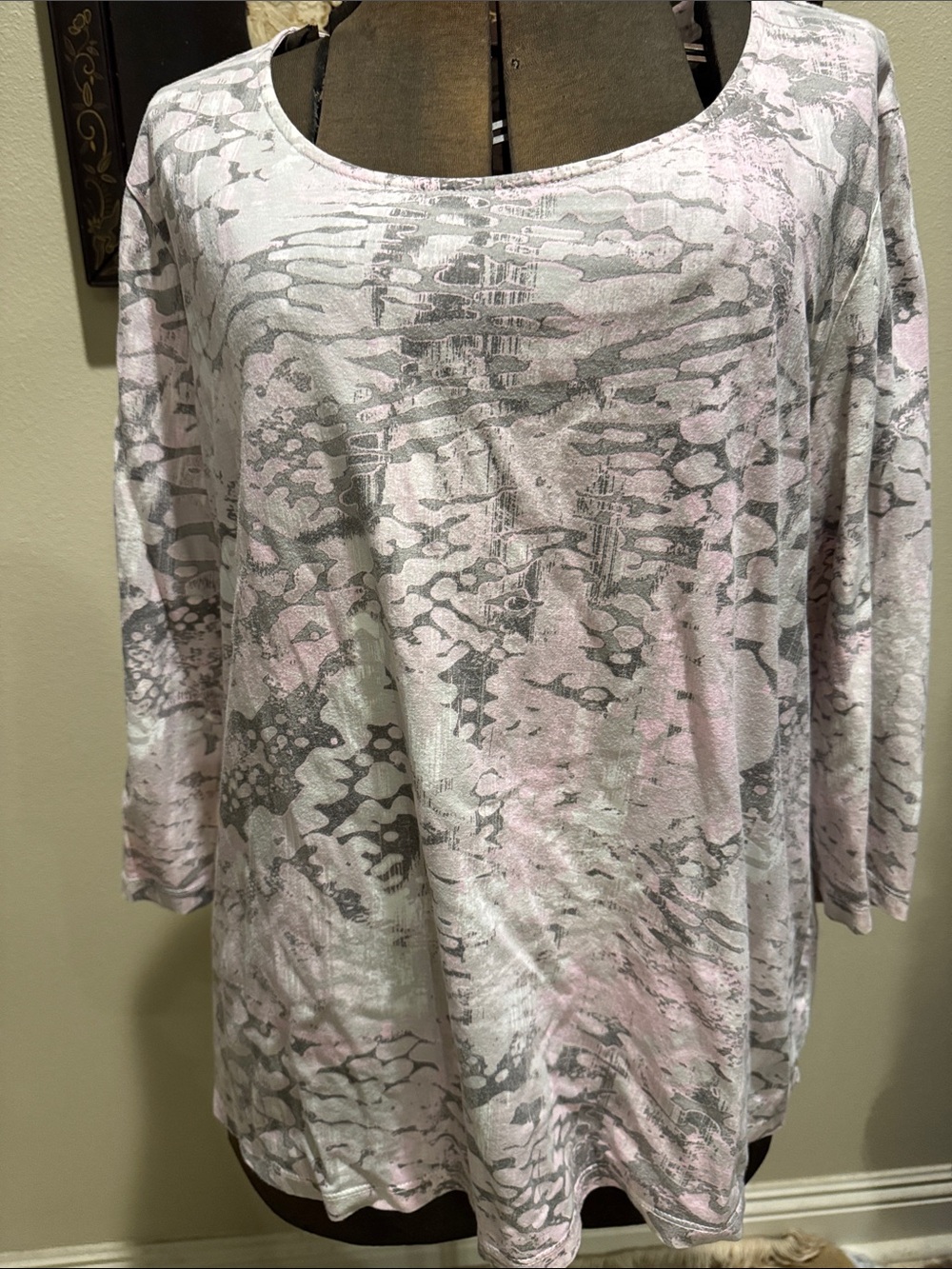 Chico's Scoop-Neck 3/4 Sleeve Top in Light Pink & Gray Abstract Print Sz 3